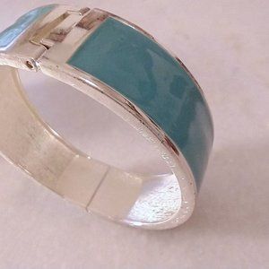 Set of 6 jewelry pieces from The Bold Type Series Bold statement necklace bown